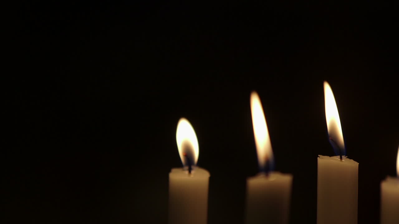 Cinque candele che bruciano al buio