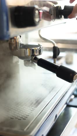 máquina de espresso en funcionamiento