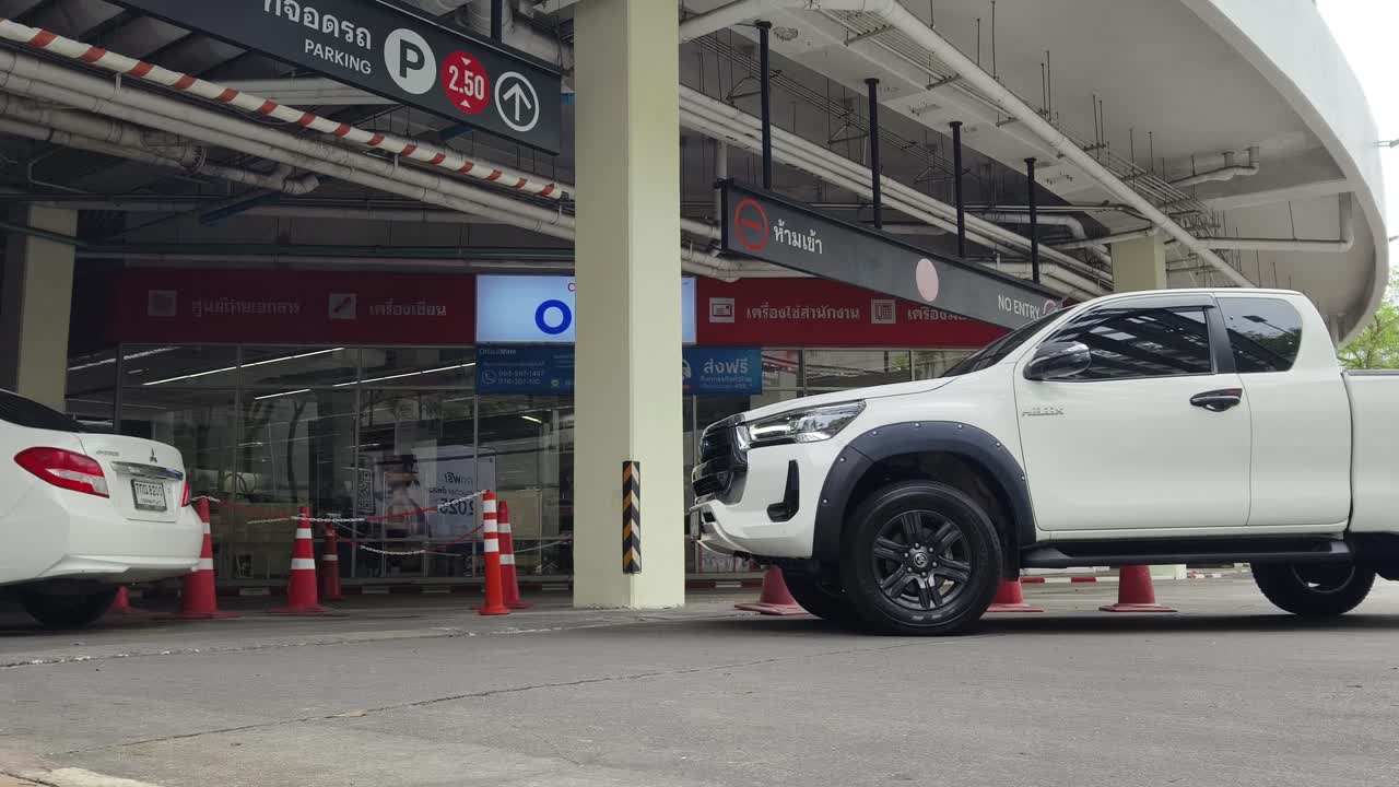 주차장 에 주차 된 색 픽업 트럭