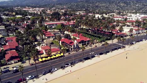 un vuelo sobre una playa de santa barbara