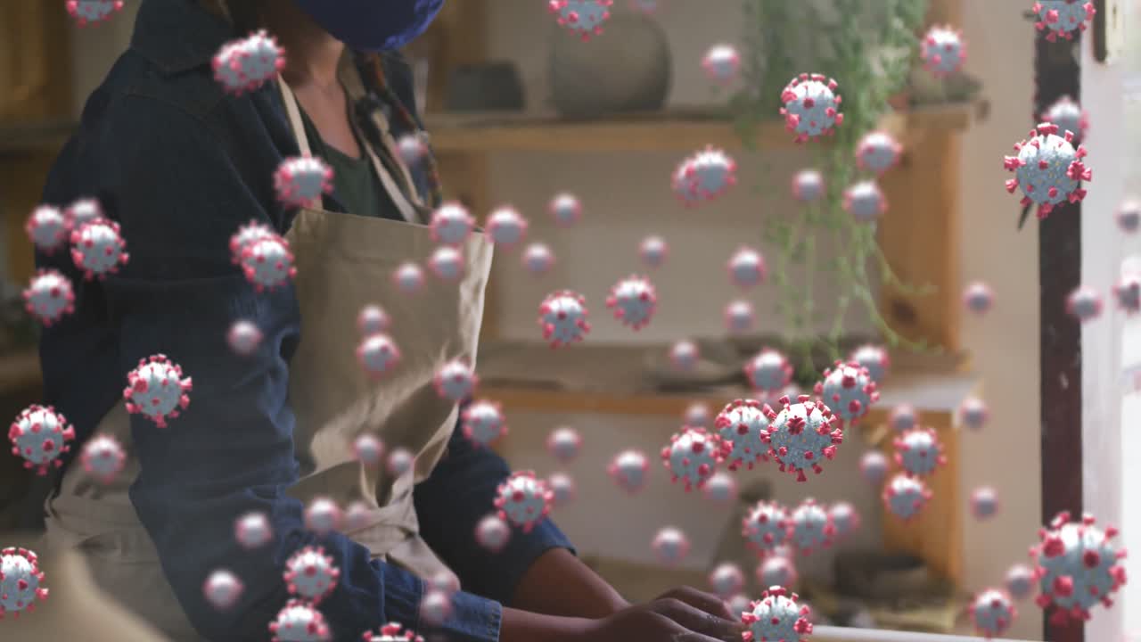 얼굴 마스크를 쓰고 있는 아프리카계 미국인 여성 위의 바이러스 세포의 애니메이션