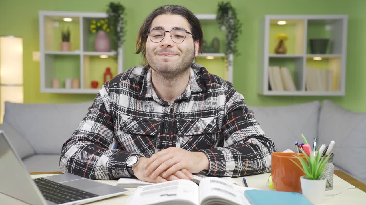 The young man who says no doesn't like it, he refuses.