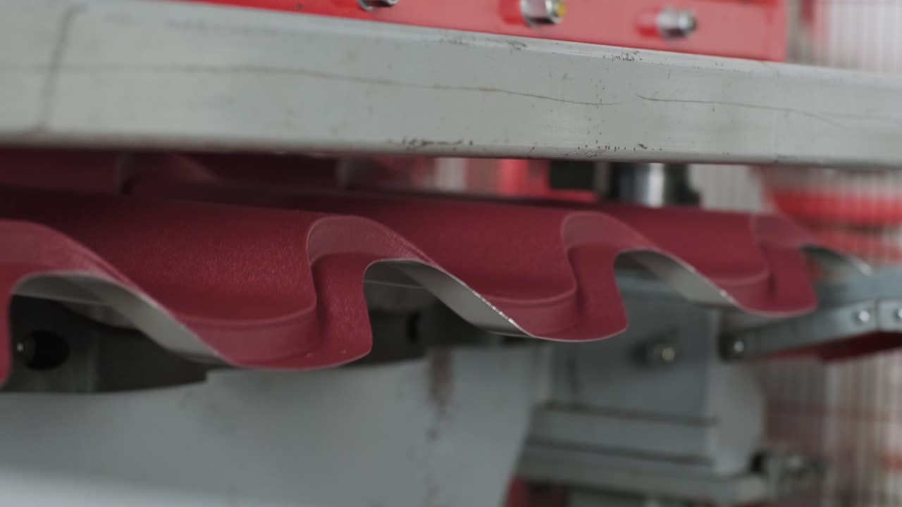 현대 금속 공장에서 금속 판을 형성하는 기계.