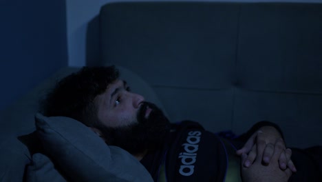 el hombre no puede dormir y sufre insomnio a medianoche