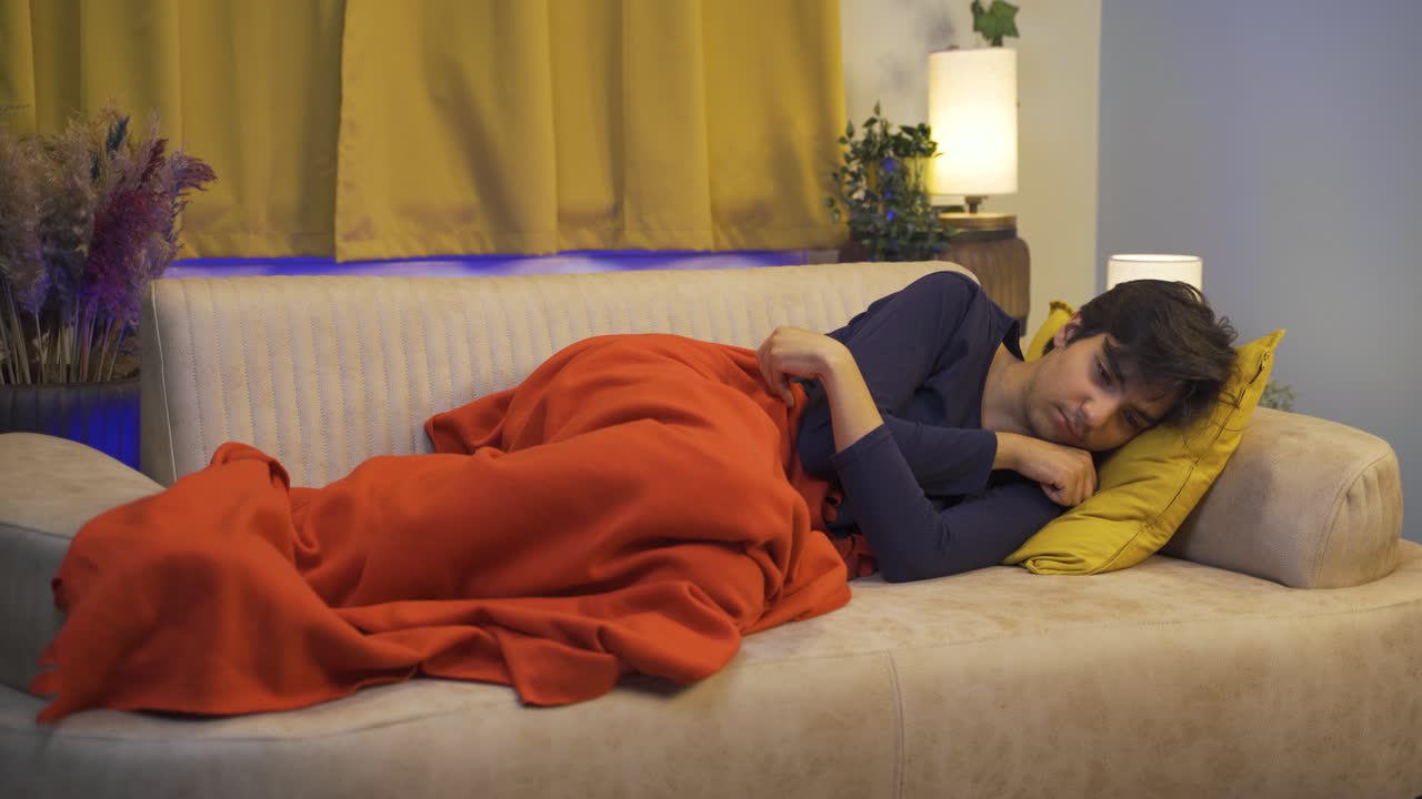 hombre tendido en la cama deprimido.