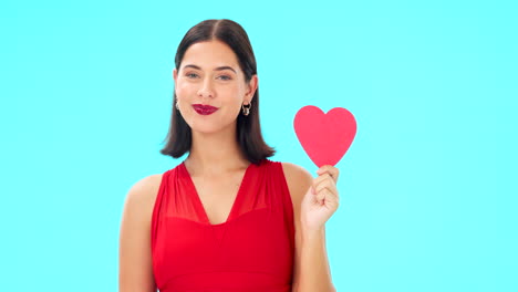 rostro, sonrisa y mujer con corazón rojo