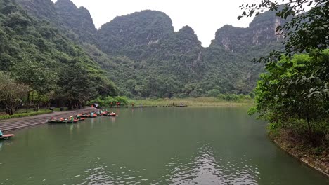 río pintoresco con barcos y montañas