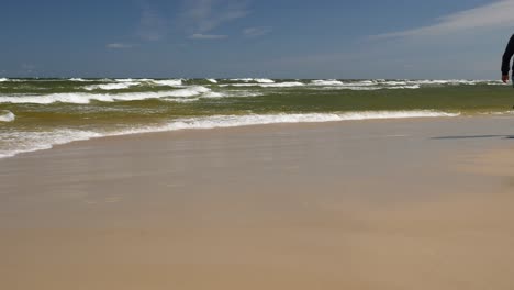 Fettleibiges-Paar,-Das-Vor-Der-Kamera-Am-Sandstrand-Spazieren-Geht