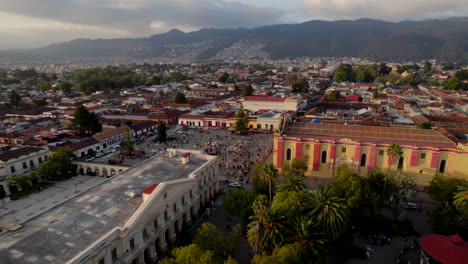 Der-Sonnenuntergang-Taucht-San-Cristobal-De-Las-Casas-Und-Seinen-Zocalo-In-Goldene-Farbtöne