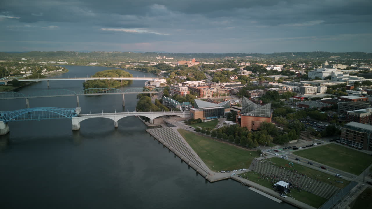 Hiperlapso aéreo del Acuario en el centro de Chattanooga, TN, durante el atardecer