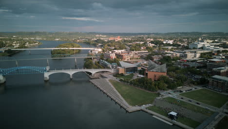 Luftbild-Hyperlapse-Des-Aquariums-In-Der-Innenstadt-Von-Chattanooga,-Tennessee-Bei-Sonnenuntergang