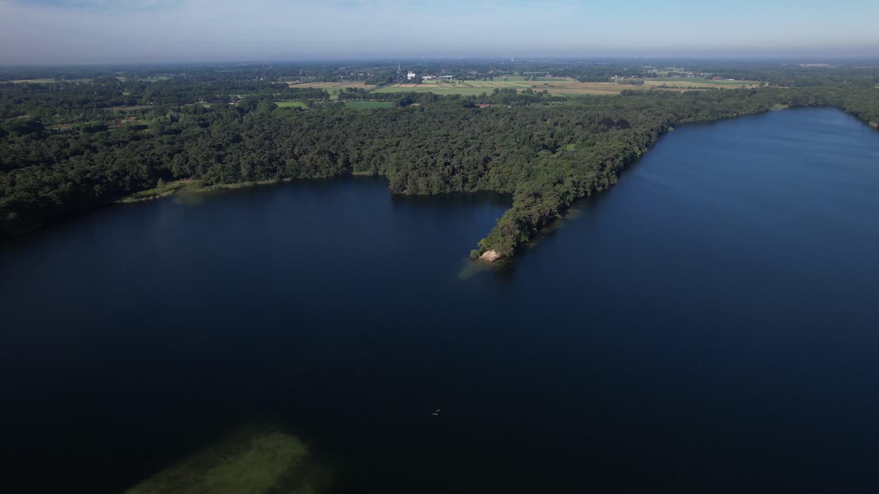 vista aérea del paisaje del lago holandés con península en la mañana brillante con bosques en el campo haciendo un paisaje pintoresco