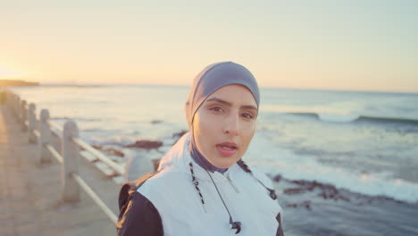 Muslimisches-Gesicht,-Müde-Oder-Strandfitness-Ruhe-Bei-Sonnenuntergang