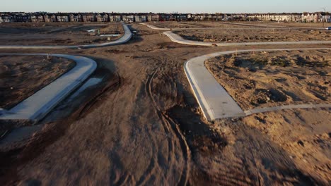 Tomar-El-Dron-En-Un-Vuelo-A-Baja-Altitud-Sobre-La-Comunidad-En-Desarrollo-En-Calgary.