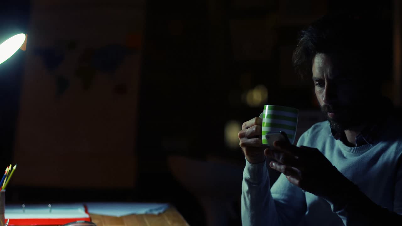 ejecutivo de negocios usando el teléfono móvil mientras toma café