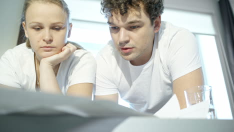 dos jóvenes arquitectos trabajando duro con los planes