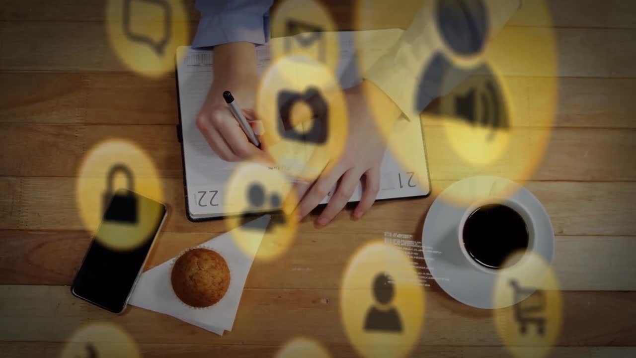 animación del procesamiento de datos e íconos sobre la escritura de las manos