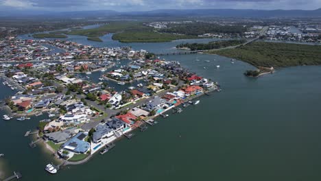 paradise point es un suburbio costero con casas frente al mar con coombabah creek y la isla de jabiru en australia.