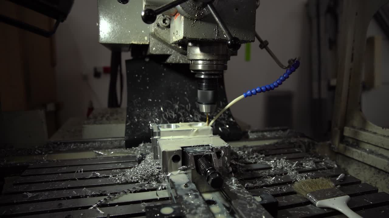 Drilling metal plates with the help of a drill and water