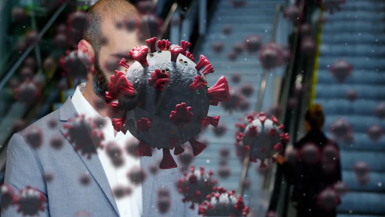 공항에서 태블릿을 사용하는 혼합 인종 남성 위에 떠다니는 매크로 코로나19 세포의 애니메이션