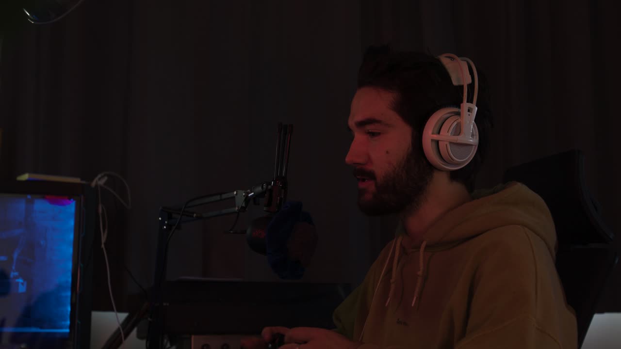 juegos masculinos con un pad de juego esforzándose y moviendo el joystick rápidamente