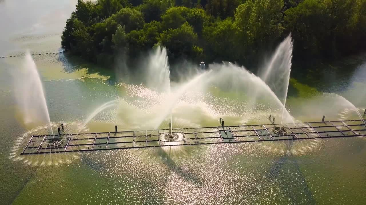 fuente dinámica muy grande en el río 01