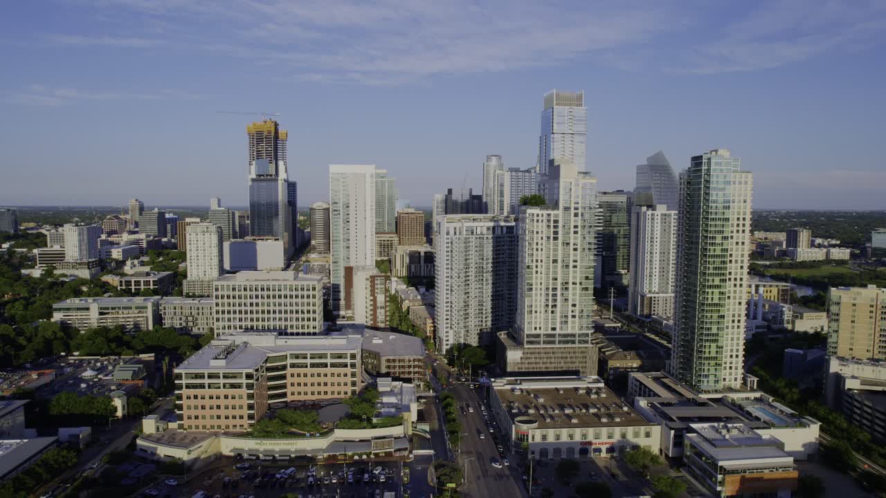 햇볕이 잘 드는 오스틴 스카이라인에서 멀리 떨어진 공중 전망, 미국 텍사스의 낮 - 뒤로 물러나, 드론 샷