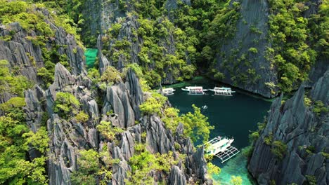 4K-Drohne-Fliegt-In-Der-Nähe-Von-Karstklippen-In-Twin-Lagoon,-Coron,-Palawan,-Philippinen