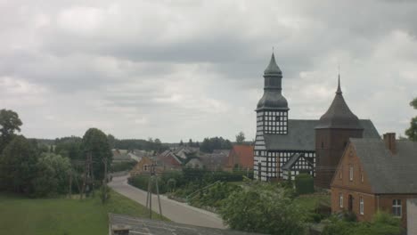 zeitraffer der wolken, die über der kirche in einem kleinen dorf vorbeiziehen