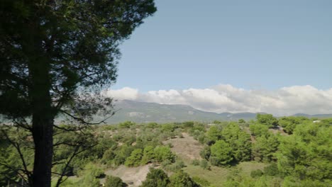 vista panorámica lejana de la montaña parnitha, atenas, grecia, día soleado de otoño, tiro pan 4k