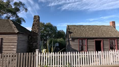 antiguas casas de madera en un entorno histórico de la aldea