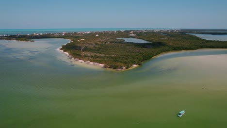 antena de una playa vacía y la ciudad de holbox al fondo