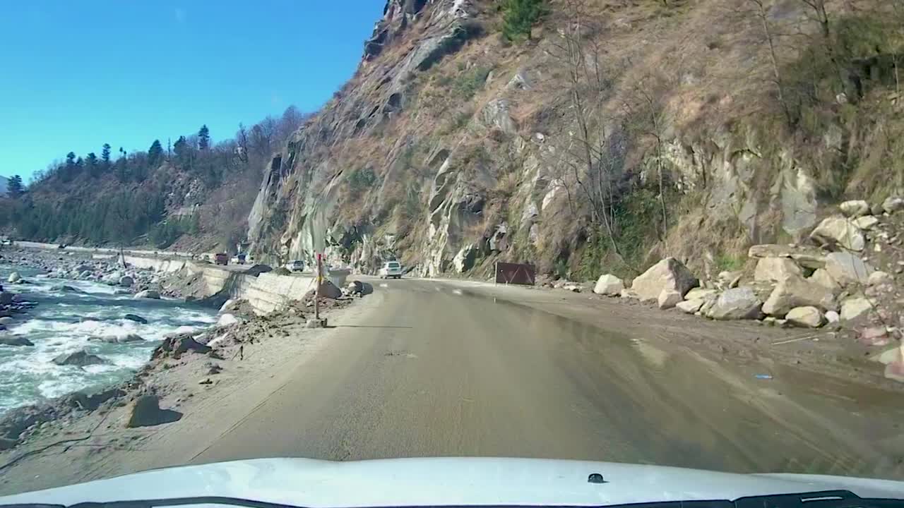 2023년 3월 22일 인도 히마찰프라데시 마날리 레 라다크 고속도로의 다양한 지형에서 낮에 산악 도로 자동차 대시보드 보기