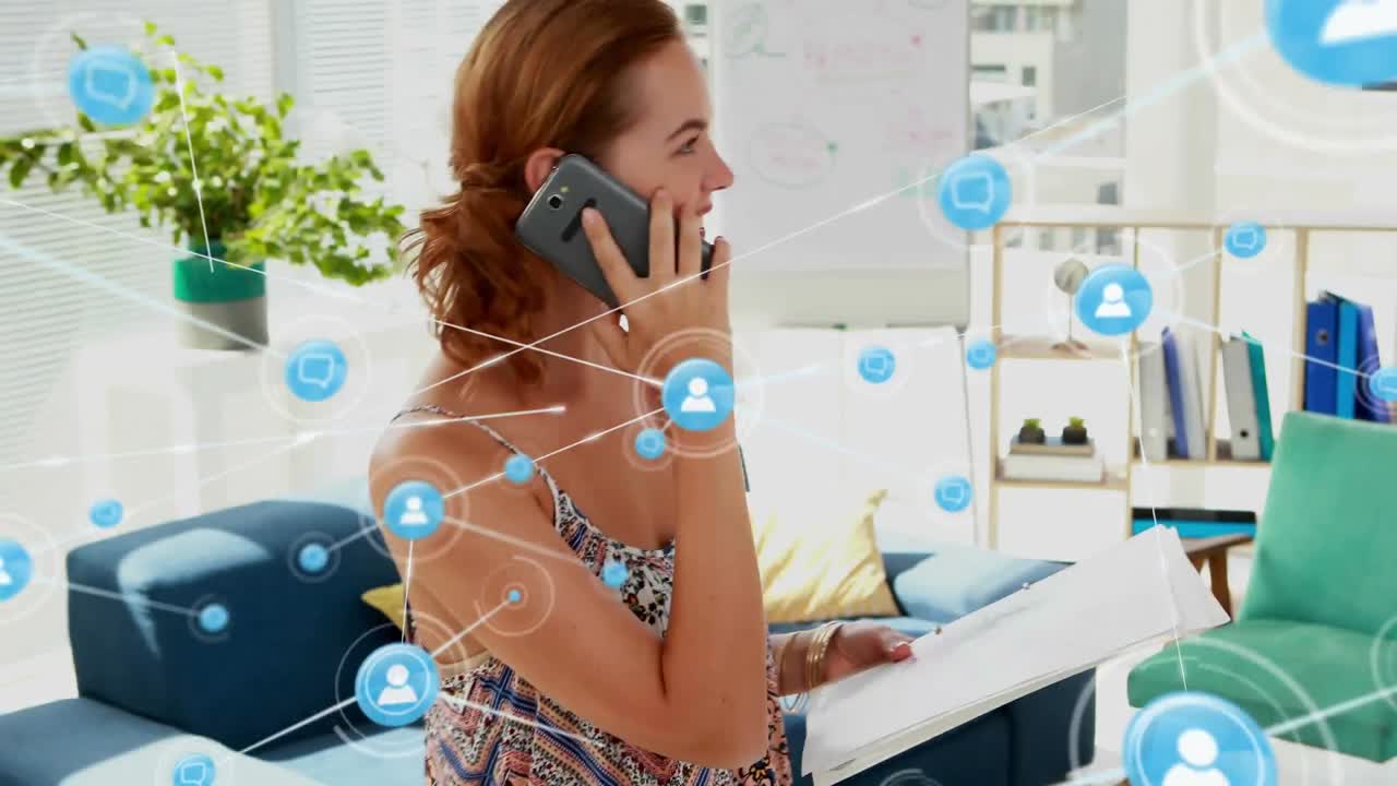 Animazione di una rete di connessioni con icone su una donna che parla al telefono