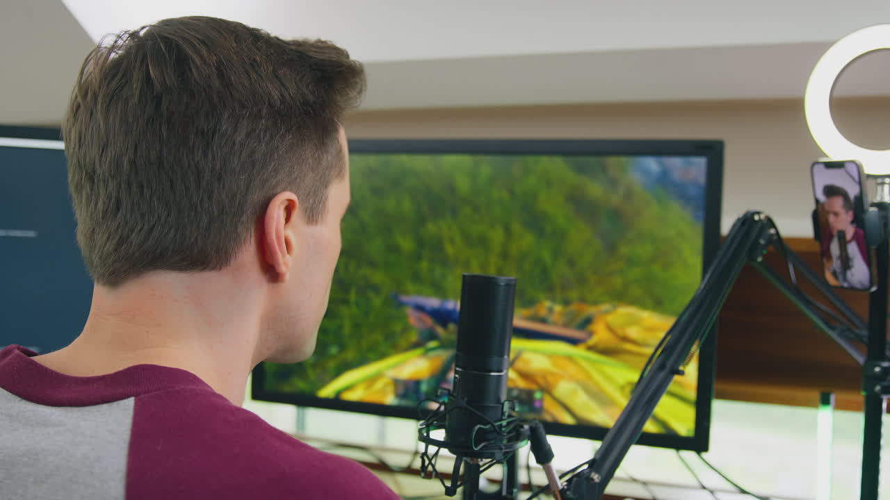 집에서 책상에 앉아서 라이브 스트리밍 슈팅 게임을 여러 모니터에서