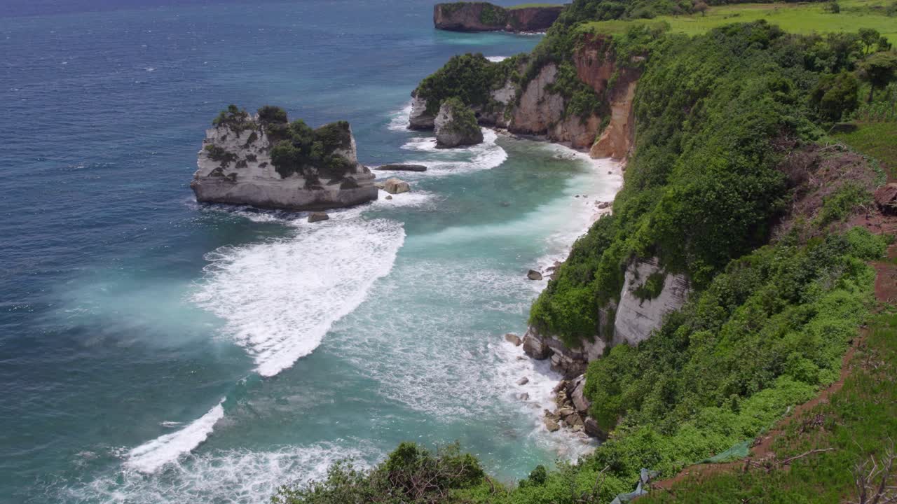 vista panorámica del cabo mareha en sumba, indonesia, con una pequeña cabaña en el acantilado, desde el aire