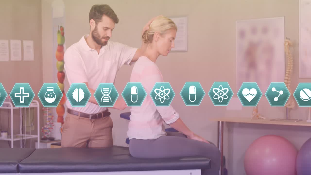 animación de iconos médicos sobre un masajista caucásico con una paciente