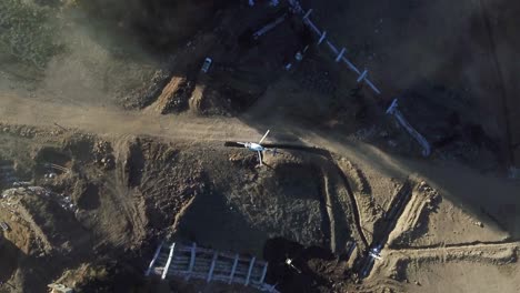 vista aérea helicóptero volando sobre el área de construcción helicóptero que trabaja en el área industrial para ayudar a la construcción construcción y transporte transporte aéreo y concepto de aviación industrial