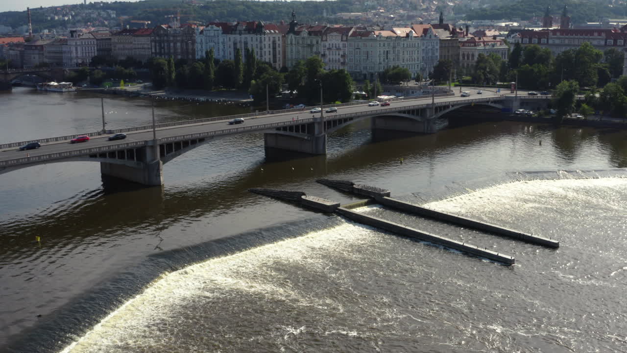 Ponte Jirásek di Praga sul fiume Moldava con diga e chiusa, ripresa da drone.