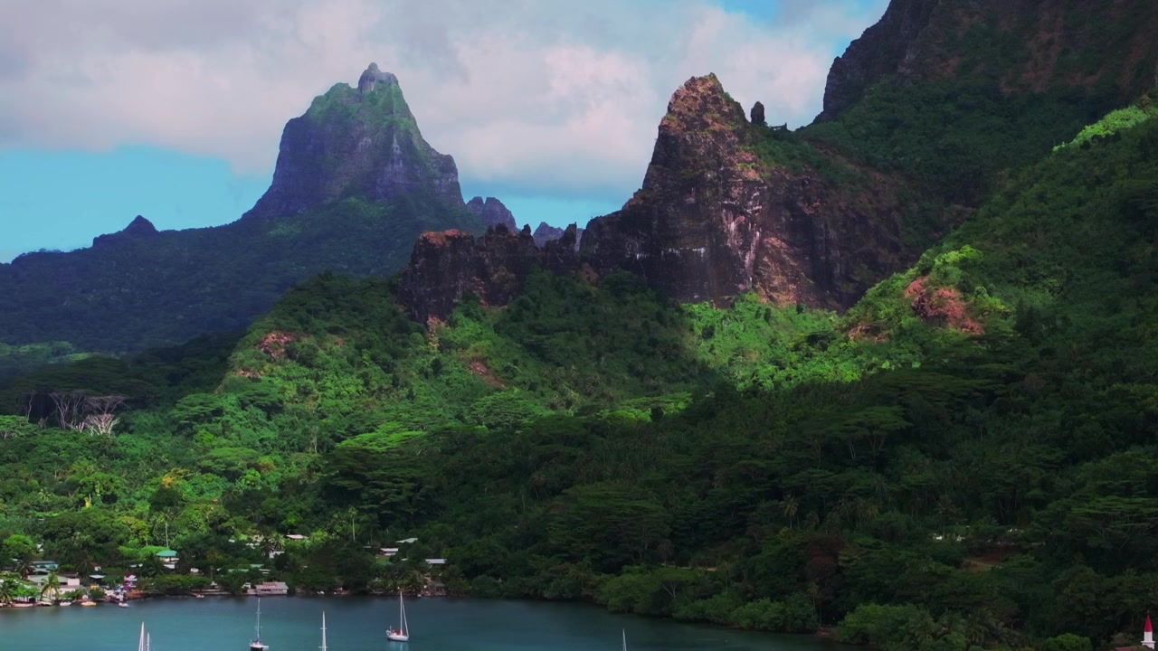 Baía de Cooks, Baía de Opunohu, veleiros, iates, Monte Rotui, Monte Toheia, Moorea, Polinésia Francesa, vista aérea de drone do porto, Mirante Belvedere, picos irregulares, terreno acidentado, picos vulcânicos altos, selva exuberante, para cima