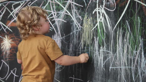 Dibujo-Artístico-De-Niños-Pequeños-Con-Tizas-De-Colores.