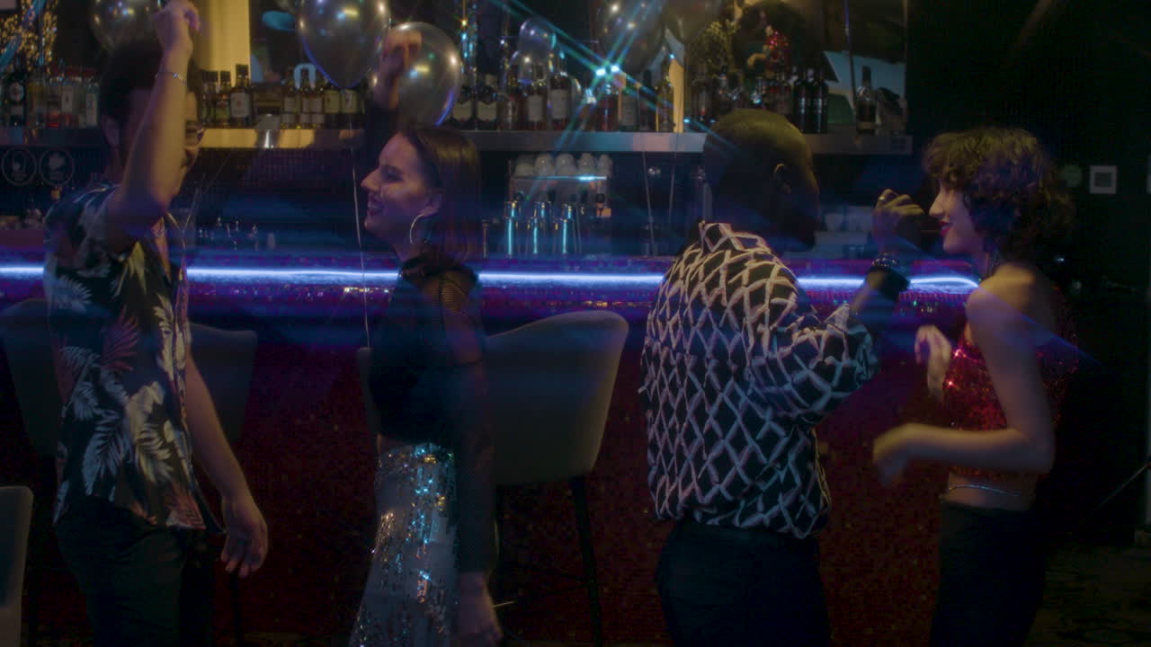 파티에서 춤을 추는 친구들