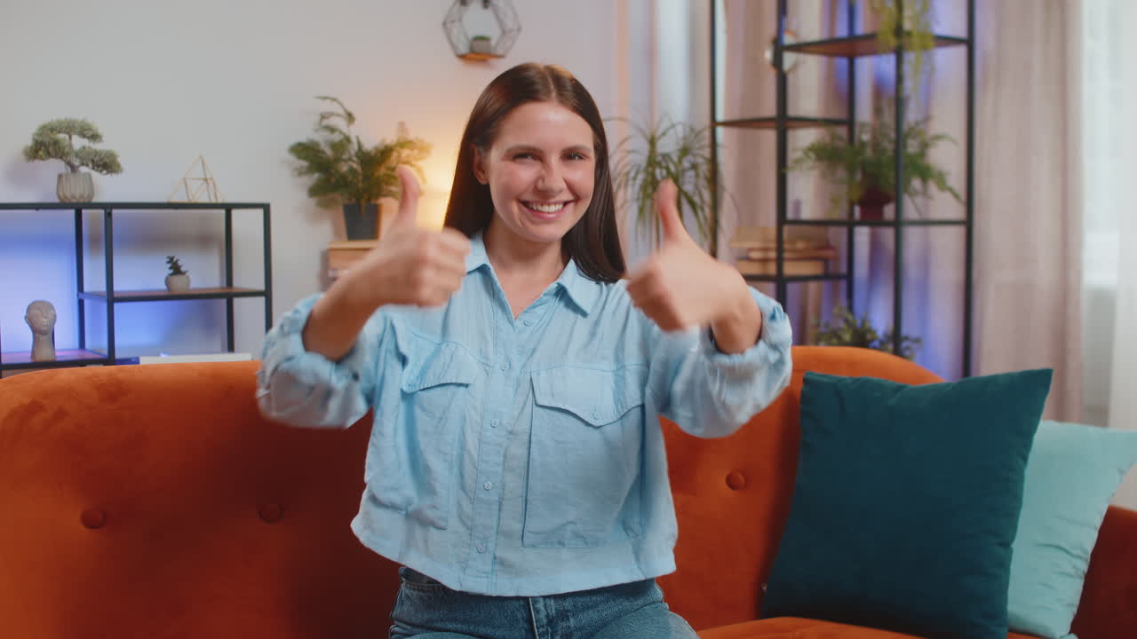 retrato de una mujer emocionada y sonriente mostrando los pulgares hacia arriba como un signo de retroalimentación positiva buenas noticias aprueban