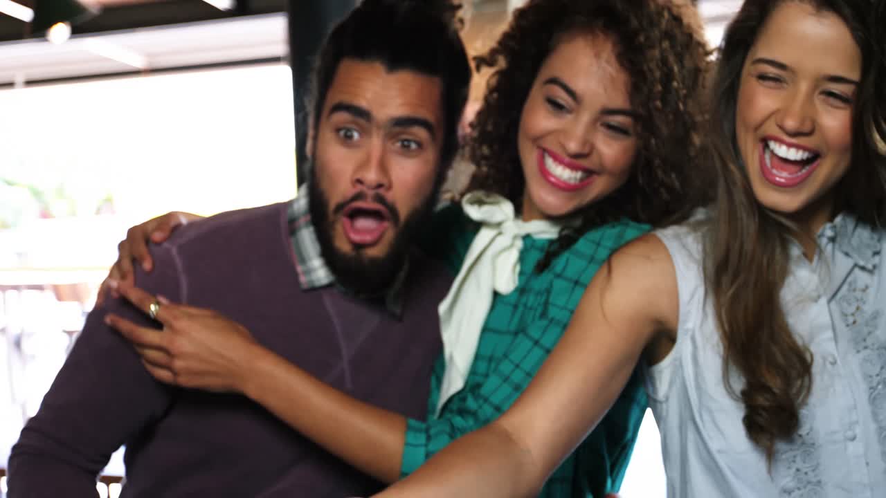 amigos felices tomando una selfie en el teléfono móvil