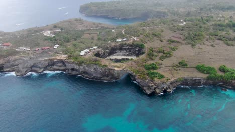 drone volando a través de la lluvia hacia la playa rota en bali, vista cinematográfica