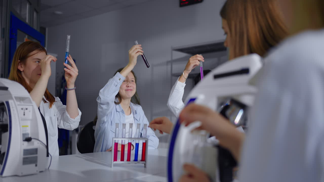estudiantes realizando un experimento de química en un laboratorio de clase