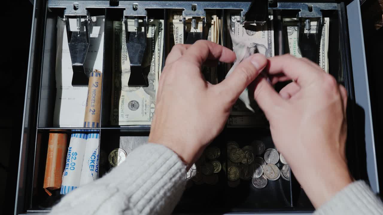 카시어가 현금 레지스터에 돈을 넣고 환불을 가져갑니다. 현금 미국 달러를 위해 소매