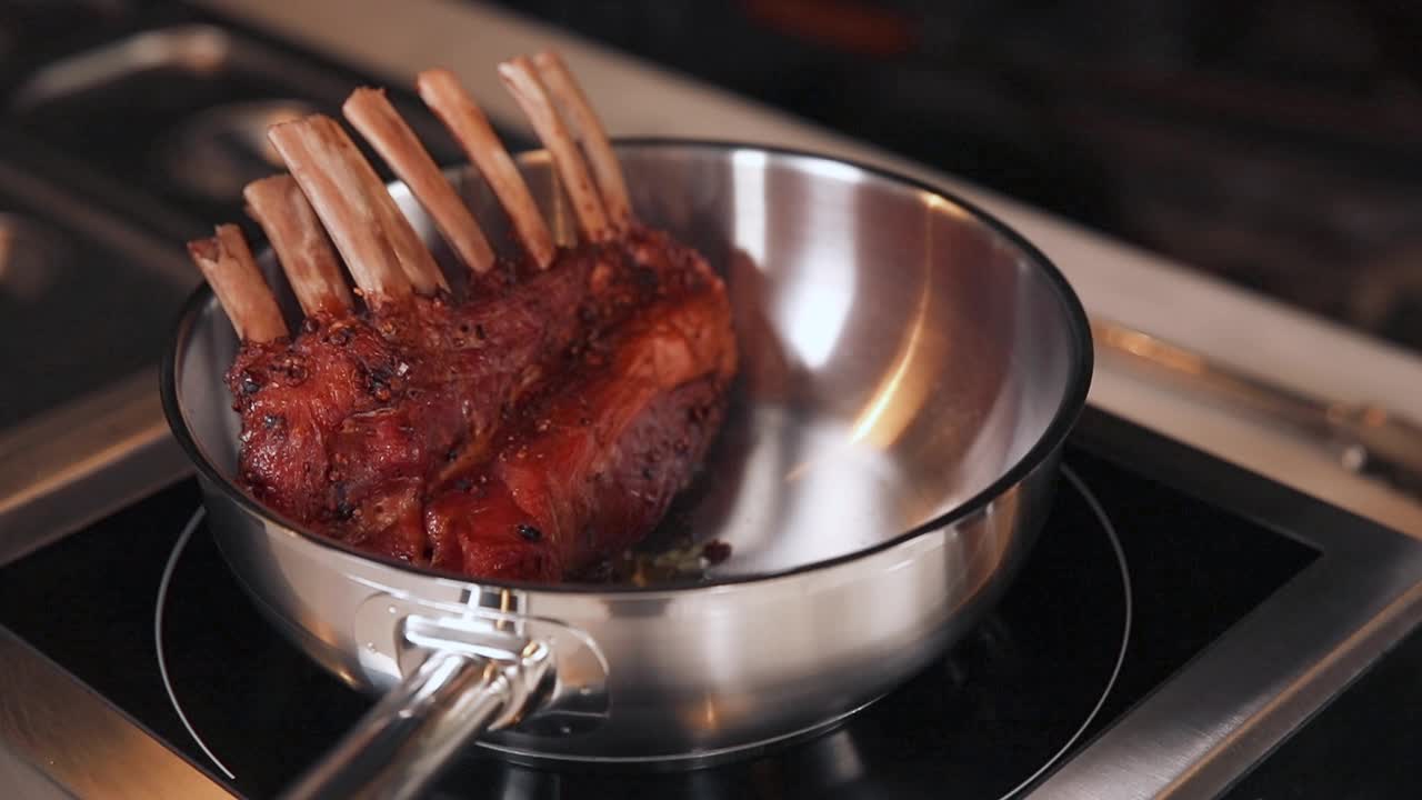 costillas de cerdo asadas en una sartén
