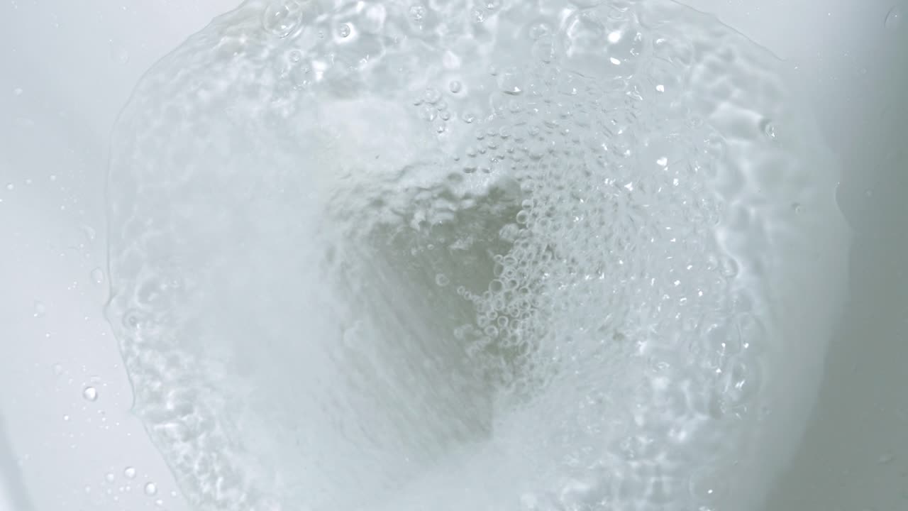 물이 변기 플러시에서 소용돌이 치며 청소하고 물이 변기에서 플러시됩니다.