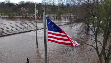 Amerikanische-Flagge-Weht-über-Der-überschwemmten-Straße-Nach-Der-Katastrophalen-Überschwemmung-In-Der-Stadt-Der-USA